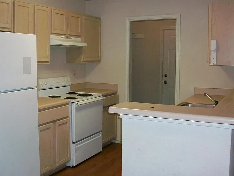 122 Cedargrove St — Photo 2