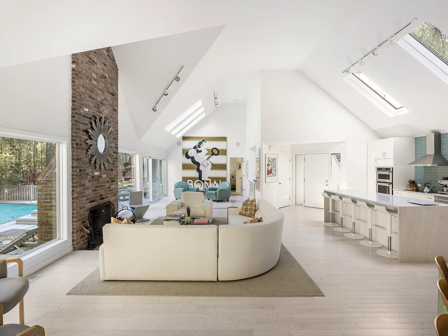Chic Modern on Prestigious Bull Path — Photo 3