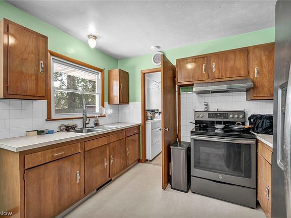 3rd image of 4805 Mapleview Dr