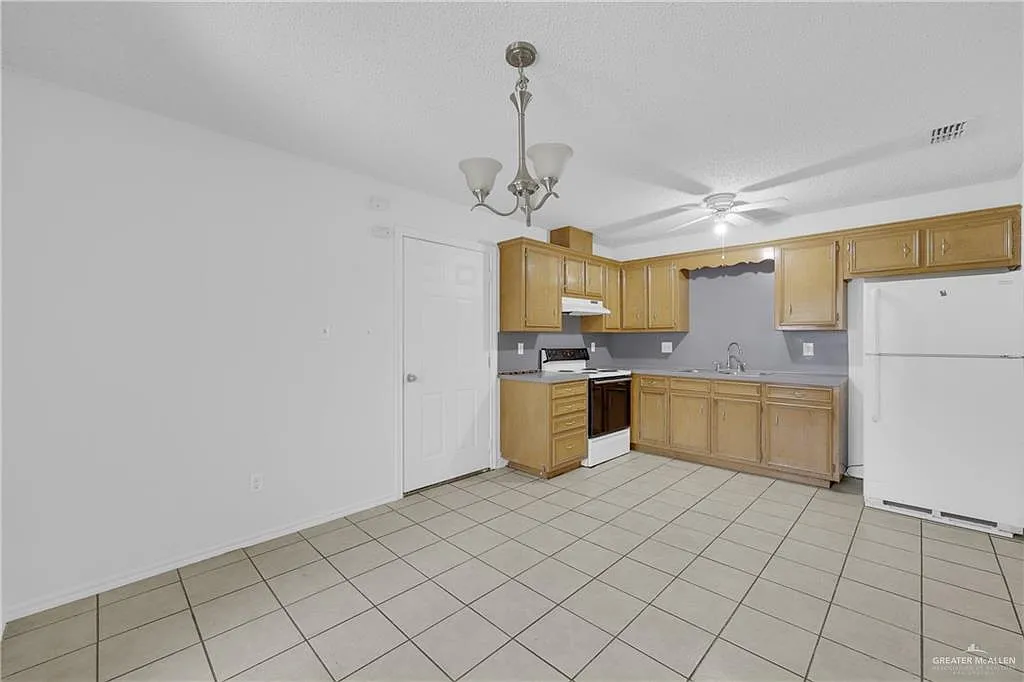 3 bed, 2.0 bath, 1118 sqft, $1,700 — Photo 4