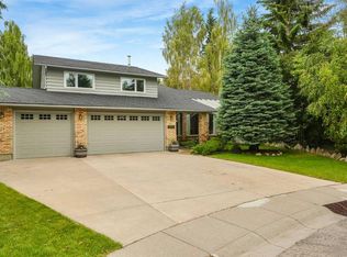 9144 NW Oakmount Dr SW, Calgary, AB T2V4X7