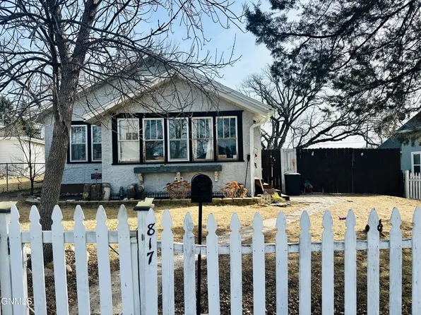 817 3rd Ave SE, Jamestown, ND 58401