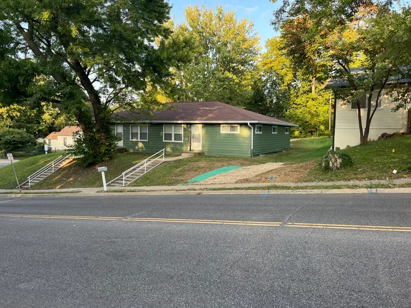 303 S 10th St, Leavenworth, KS 66048