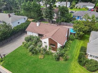 32 Salem Way, Glen Head, NY 11545
