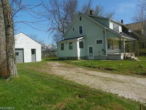 side view of property plenty of parking room