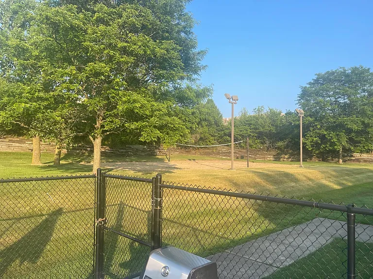 1115 Hunters Ln — Photo 2