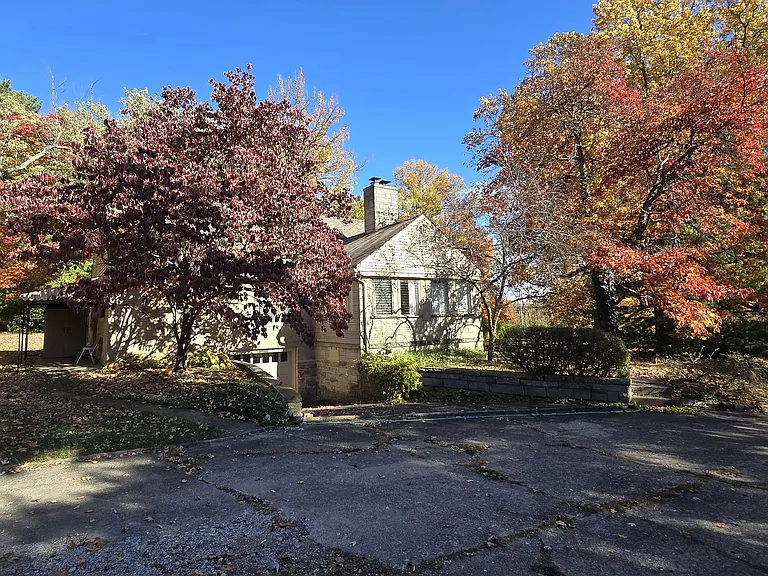 1919 N Kinser Pike — Photo 24