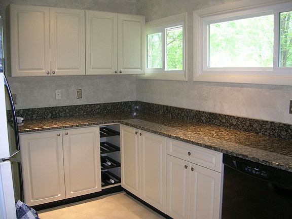 Granite countertops, ceiling fan, recessed lighting