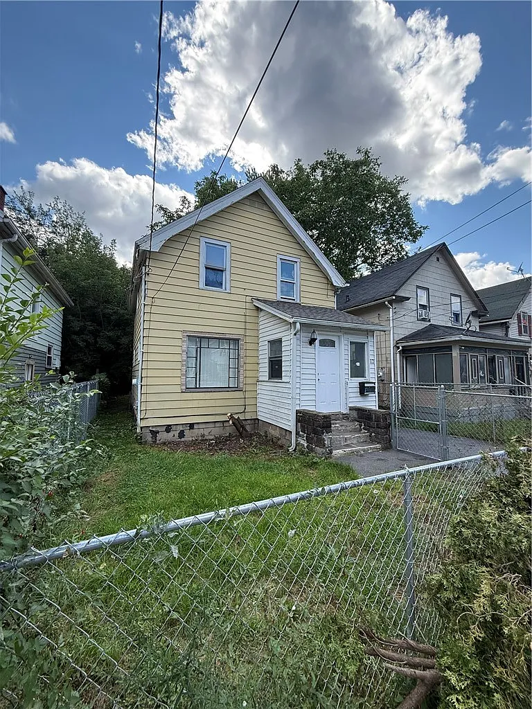 3 bed, 1.0 bath, 938 sqft, $1,700 — Photo 1