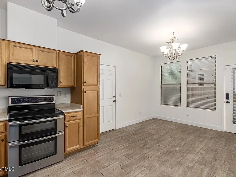 1935 E Oxford Ln — Photo 3