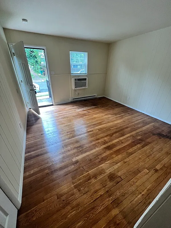 2 bed, 1.0 bath, $1,095 — Photo 1