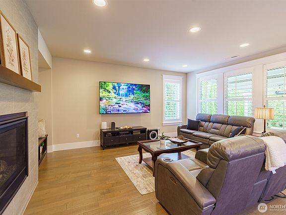 4th image of 502 233rd Avenue NE
