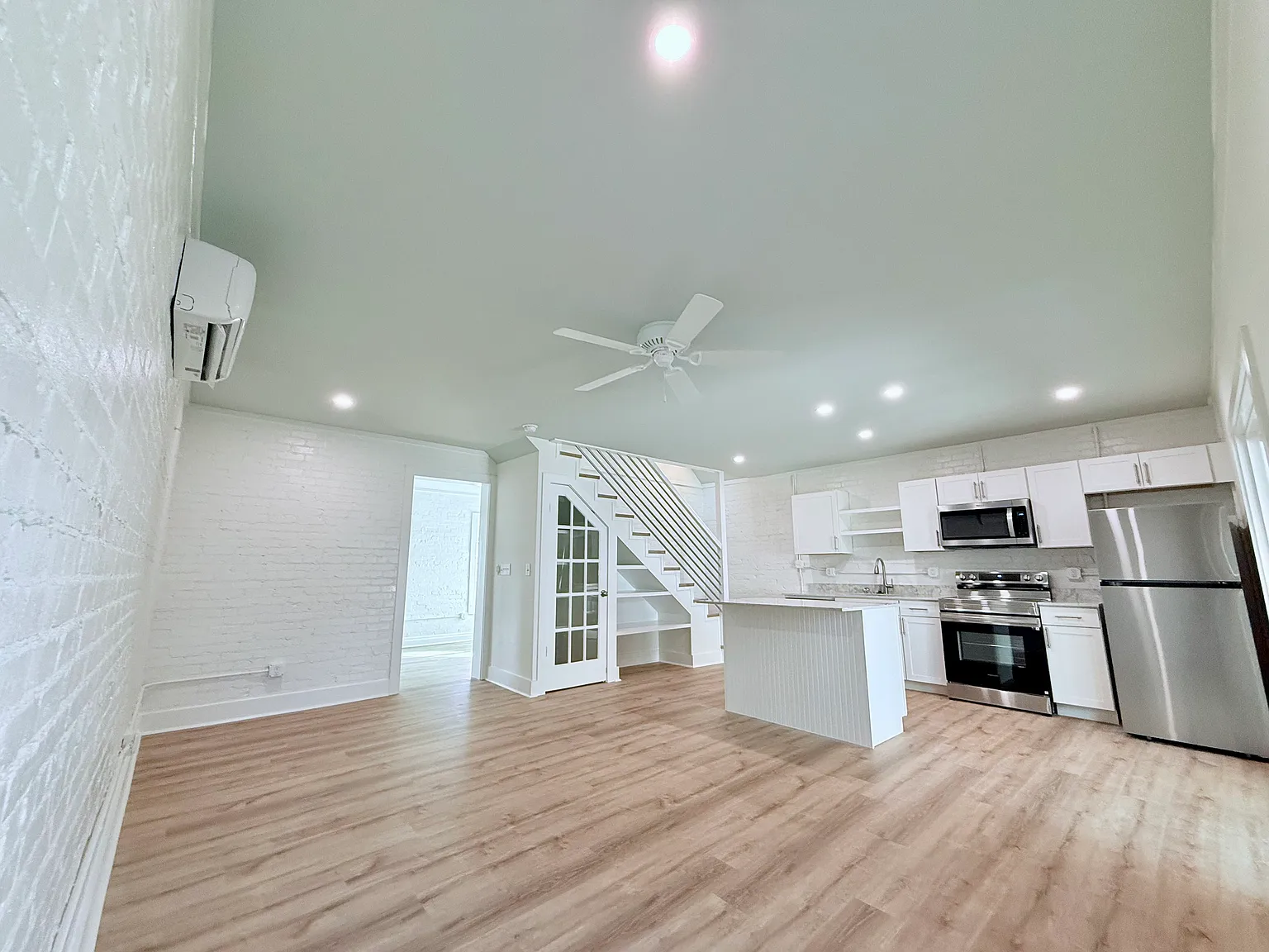 1 bed, 886 sqft, $1,850 — Photo 2