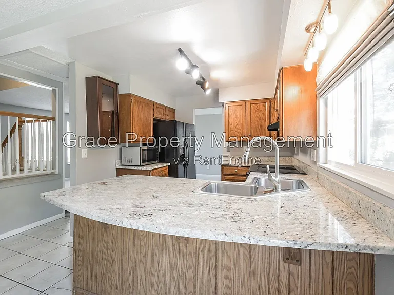 10870 Stuart Cir — Photo 8