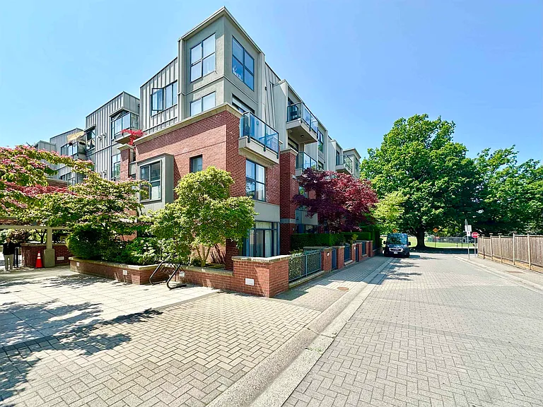 2688 Vine St — Photo 11
