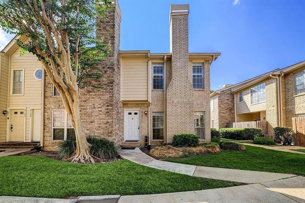2 bed, 1.5 bath, 1104 sqft, $2,050 — Photo 1