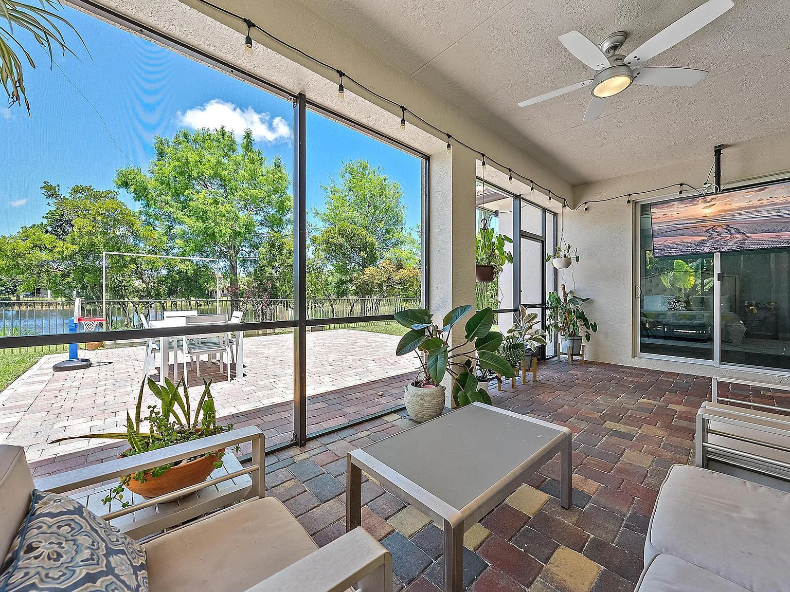 4 bed, 2.5 bath, 2334 sqft, $6,250 — Photo 2