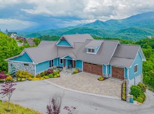 945 Wiley Oakley Dr, Gatlinburg, TN 37738