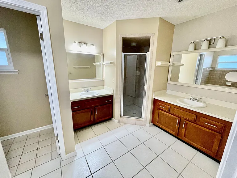 10439 Inverness Dr — Photo 22