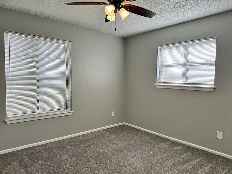 140 Towne West Dr — Photo 9