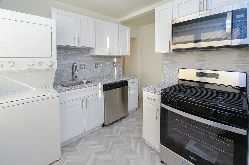 The Carlyle Apartment Homes — Photo 2
