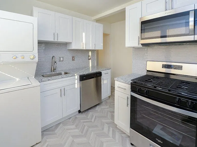 The Carlyle Apartment Homes — Photo 2