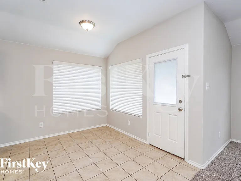303 Preakness Ln — Photo 6