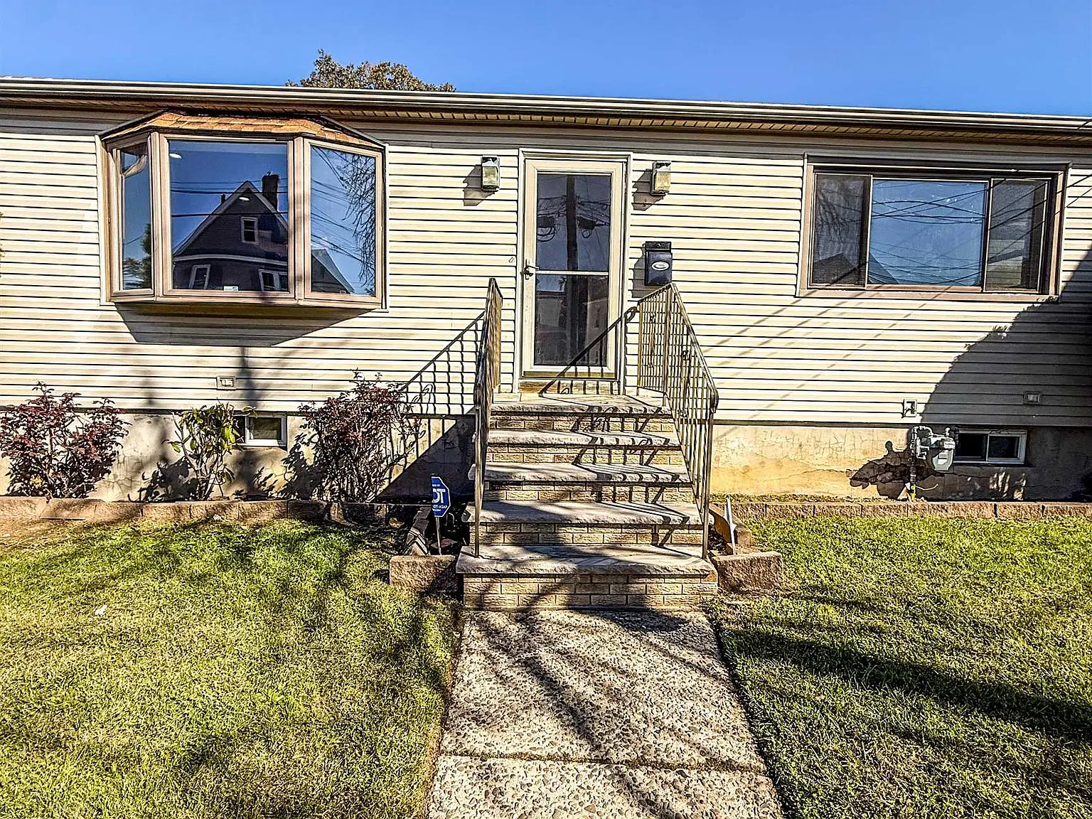 3 bed, 1.0 bath, 1000 sqft, $3,000 — Photo 2