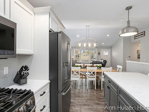 5th image of 3360 Woodbine Ave SW