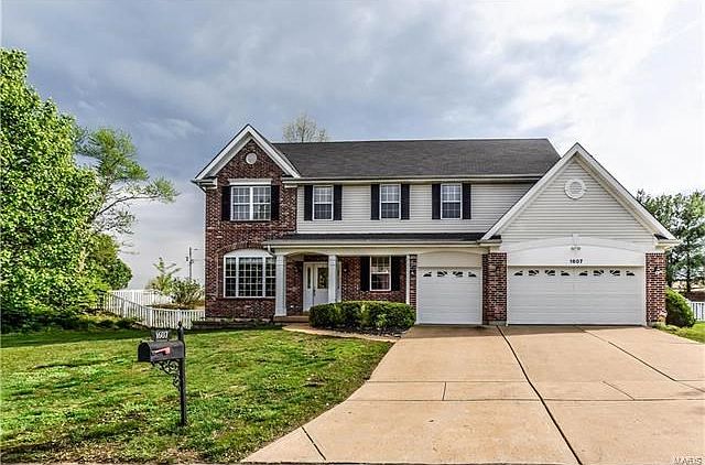 On a quiet street & cul-de-sac - Welcome to 1607 Linda Oak Drive.