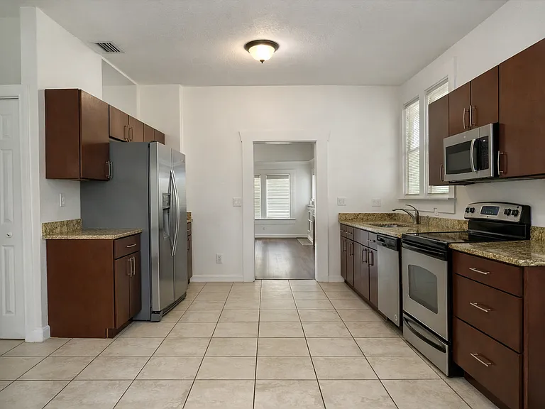 306 S Gomez Ave — Photo 4
