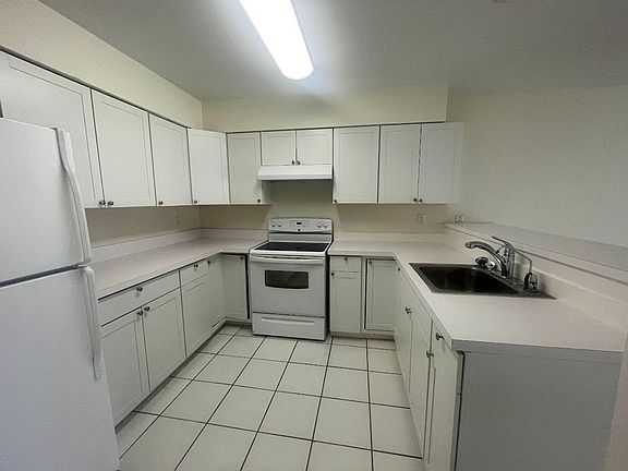 3rd image of 1020 NE 8th Ter APT B