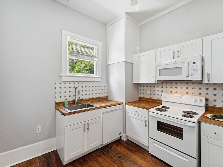 11 E 39th St — Photo 28