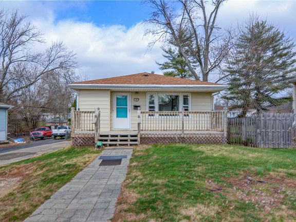 3rd image of 5 E Pepperidge Ct