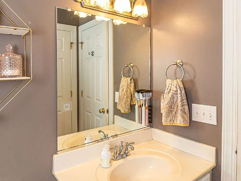200 Ashworth Dr — Photo 13