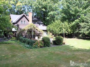2003 Chestnut Hills Dr, Cleveland Hts, OH 44106