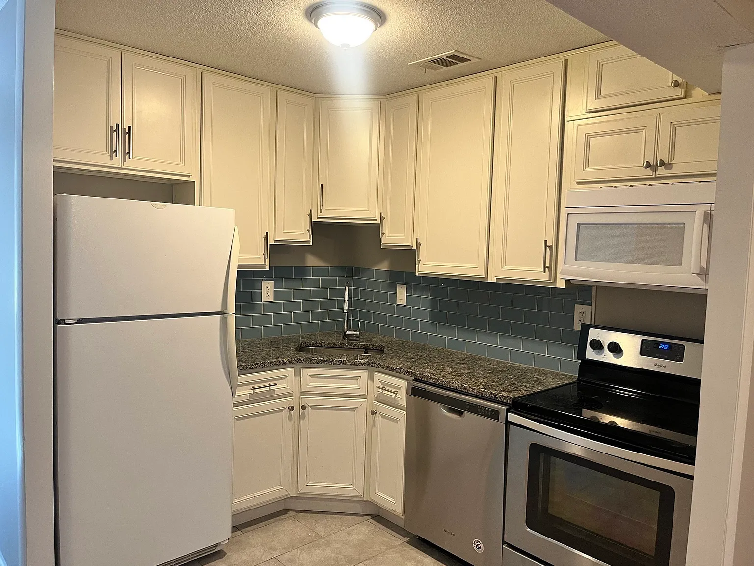2 bed, 1.5 bath, 962 sqft, $2,000 — Photo 2
