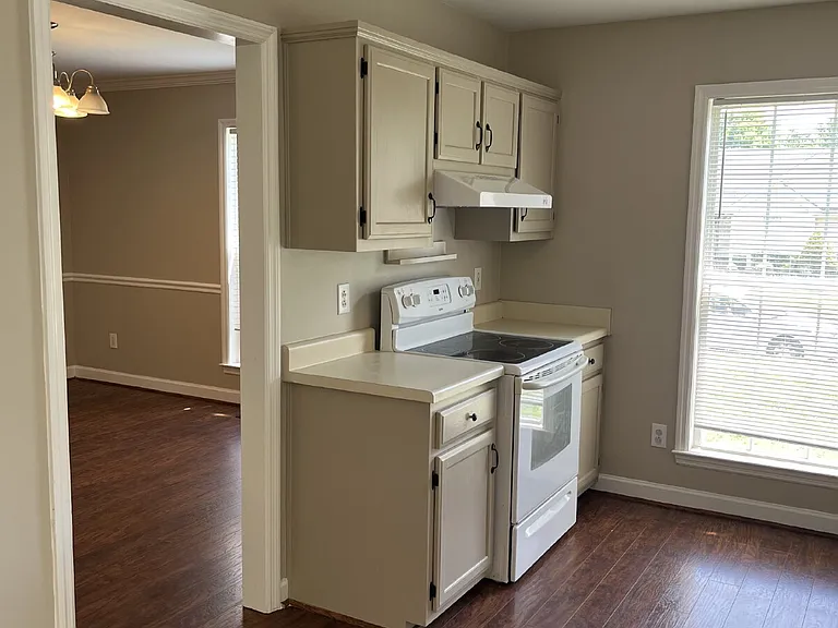 2811 Sutherland Dr — Photo 5