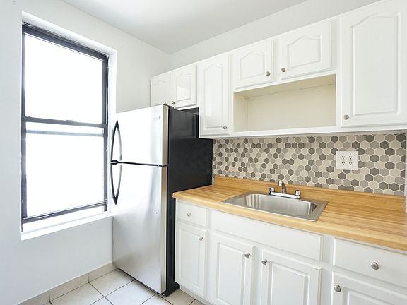 2nd image of 2224 Amsterdam Ave #6/1