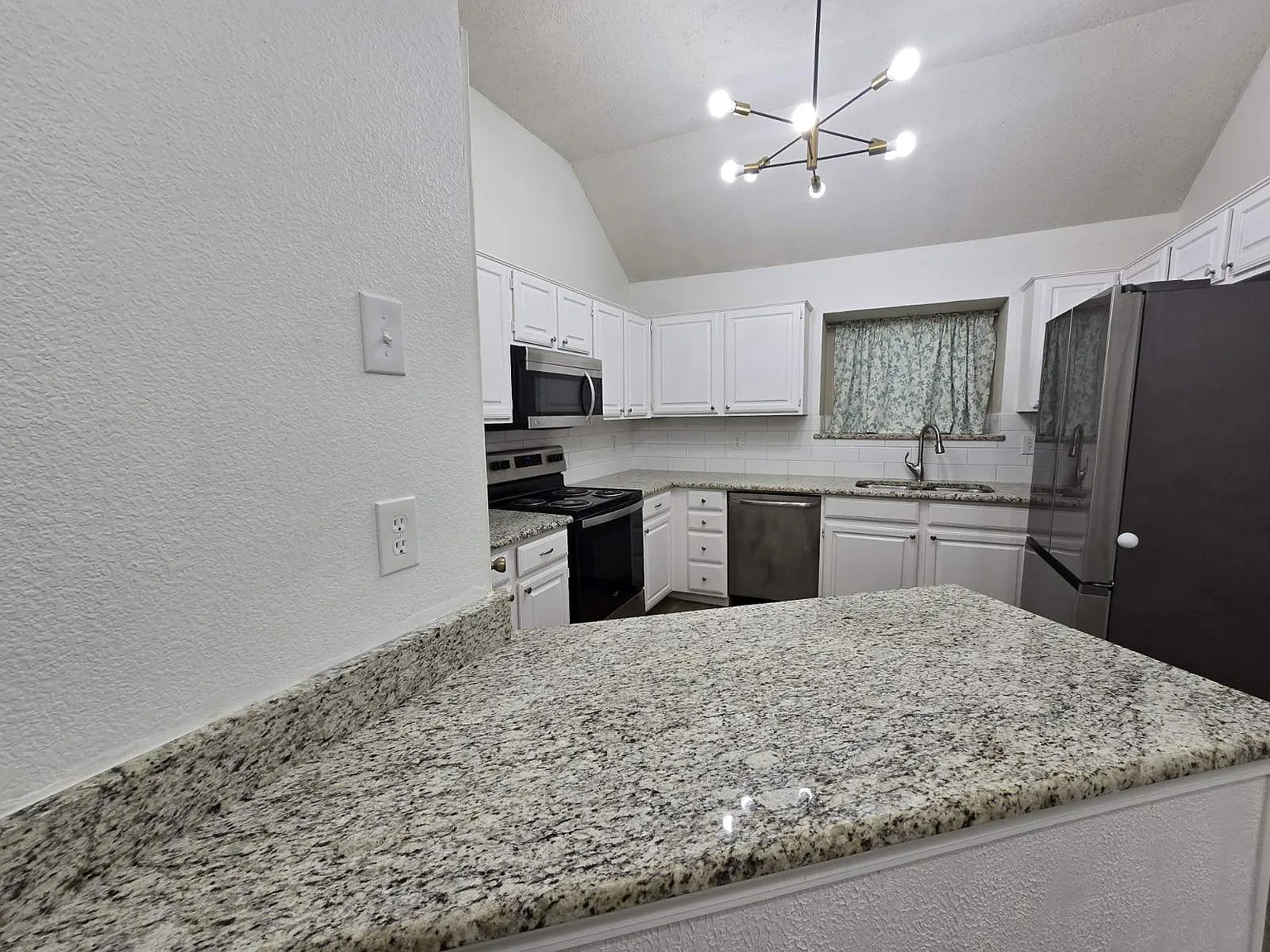 3 bed, 1325 sqft, $1,975 — Photo 4