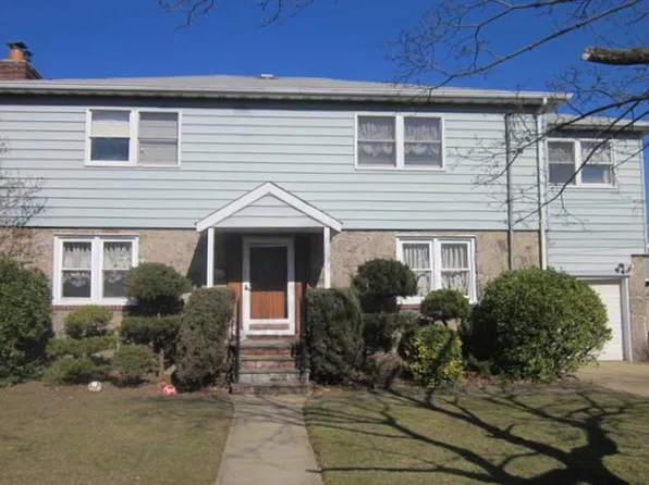 136 Sylvia Ln, New Hyde Park, NY 11040