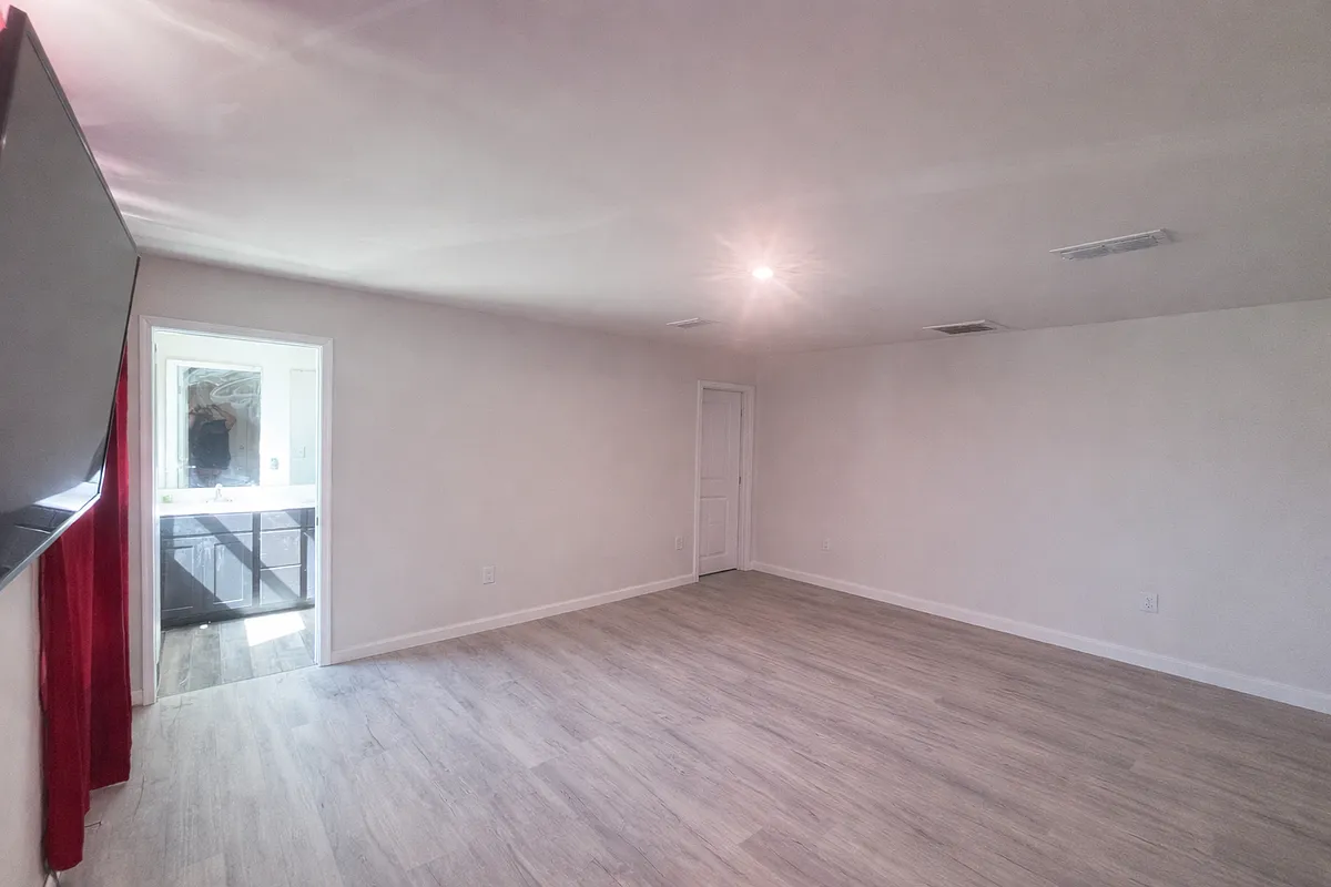 Master bedroom. - 184 Browband St