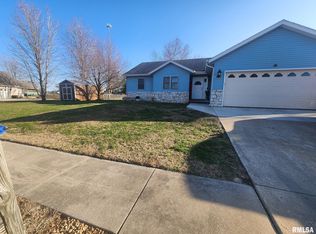 19419 Pinecrest Rd, Petersburg, IL 62675