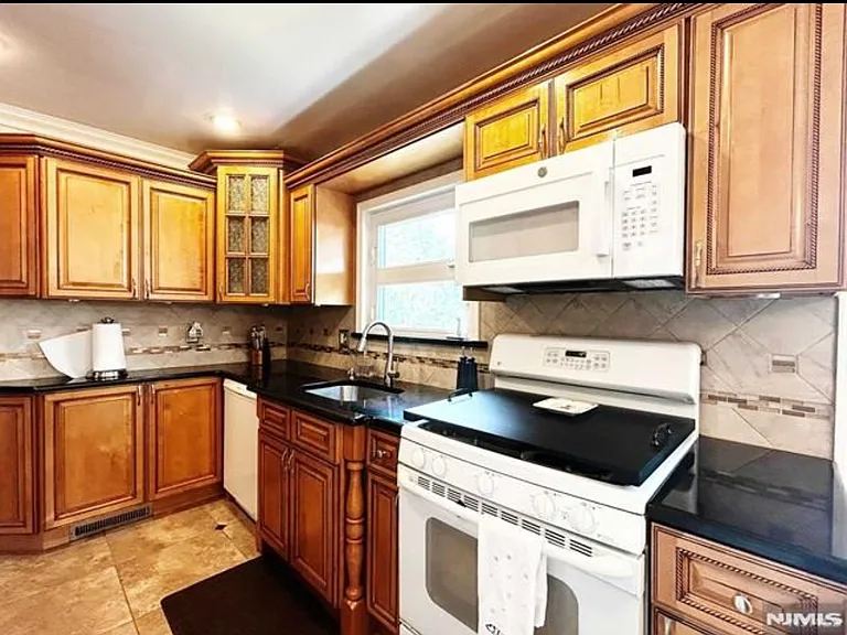 321 Maplewood Dr — Photo 5