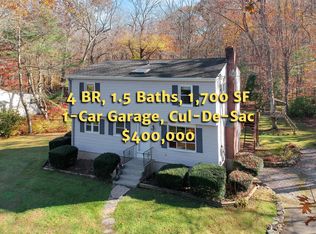 19 Center Dr, Ledyard, CT 06339