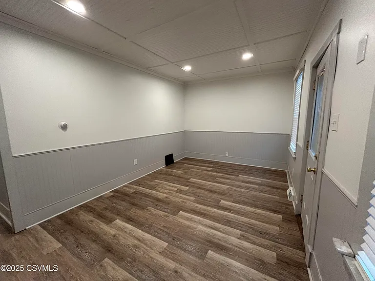 383 Queen St — Photo 4