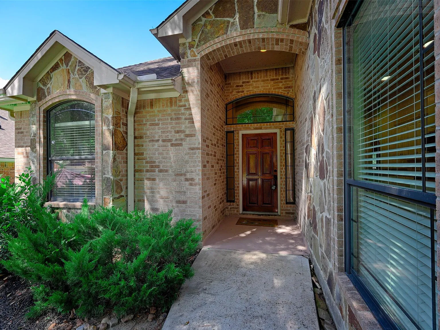 3 bed, 2.0 bath, 2178 sqft, $2,350 — Photo 3