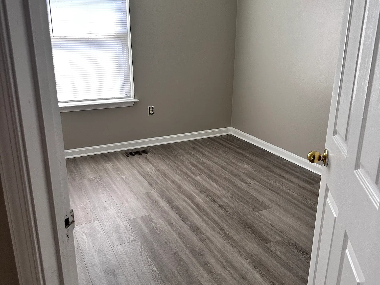 1301 Kings Crest Dr — Photo 2