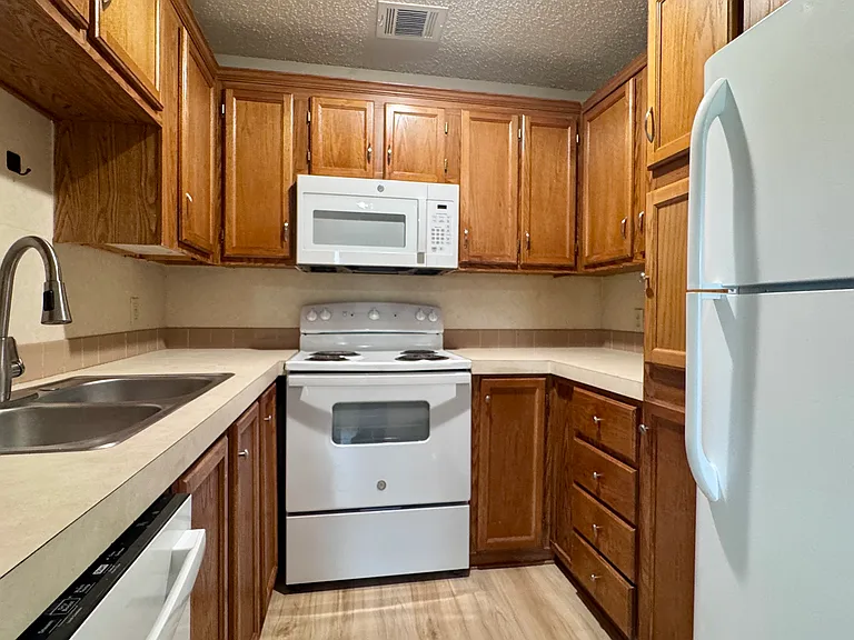 1302 Chapel Creek Rd — Photo 4