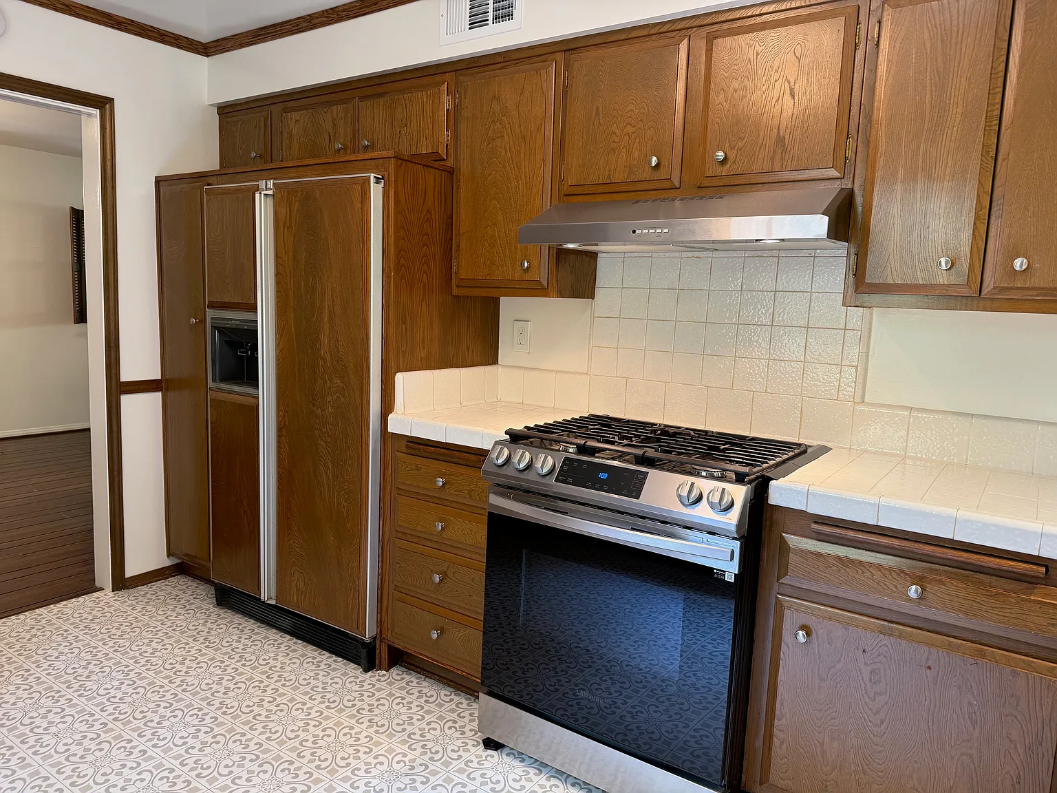 1031 Country Club Dr — Photo 3
